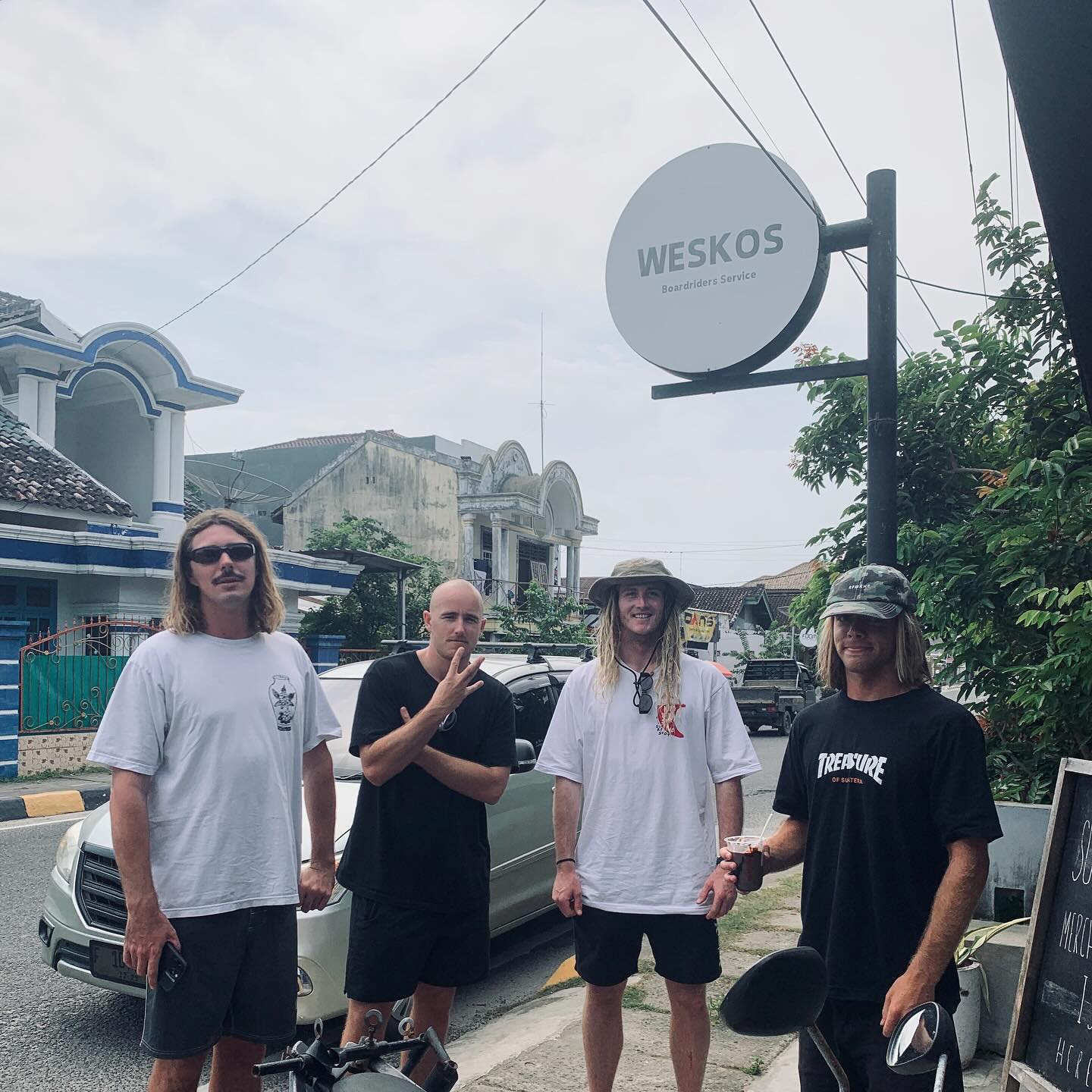 Weskos surf community in Krui